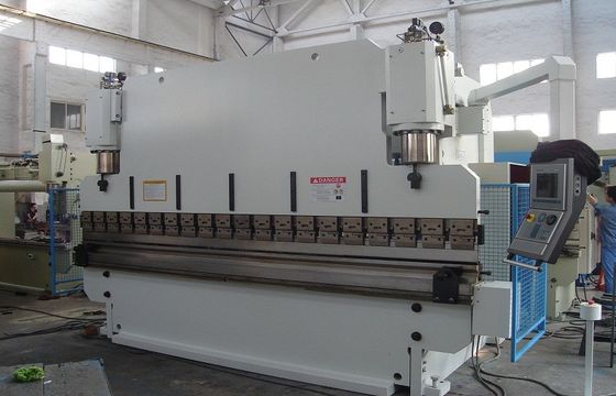 เหล็กดัดเครื่อง CNC ไฮดรอลิกดเบรคแบบตั้งโต๊ะความปลอดภัย 10000KN 1000T / 6000mm